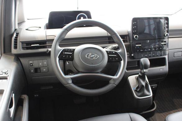 Нова Hyundai STARIA 2024, комплектація Business +, 8AT 4WD, колір Black, двигун 2.2 CRDi VGT AT (177 к.с.)