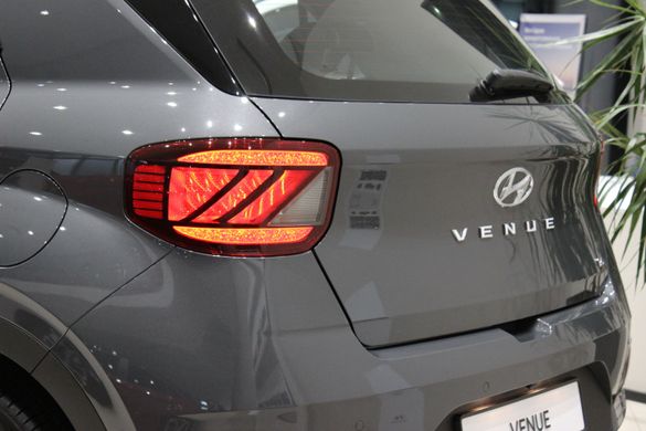 Новий Hyundai VENUE 2023, комплектація Elegance Plus A-pack, колір galactic gray/black, двигун 1.6 MPi AT (123 к.с.)