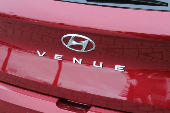 Новий Hyundai VENUE 2023, комплектація Elegance Plus A-pack, колір ultimate red/black, двигун 1.6 MPi AT (123 к.с.)