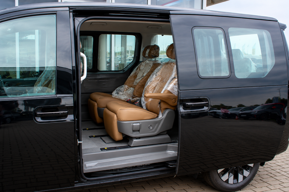 Нова Hyundai STARIA 2025, комплектація 7-Top Bronze n/BCA, колір Black, двигун 2.2 CRDi VGT AT (177 к.с.)