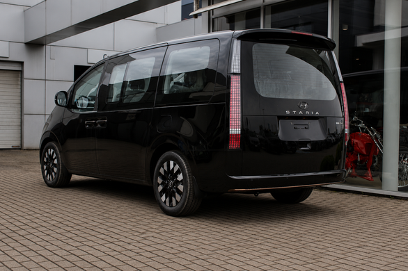 Нова Hyundai STARIA 2025, комплектація 7-Top Bronze n/BCA, колір Black, двигун 2.2 CRDi VGT AT (177 к.с.)